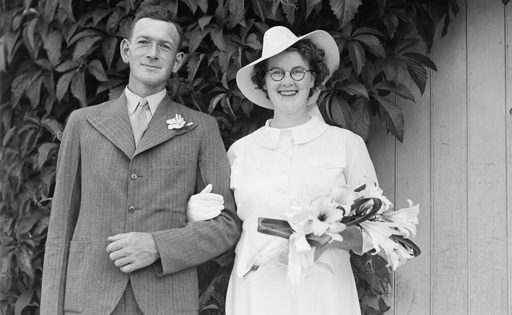 Imagen de los años 40. A comienzos del siglo XX, los ramos de cascada y oversize eran muy populares, pero su demanda cambió con la Gran Depresión y Segunda Guerra Mundial. Las novias de soldados sólo recolectaban algunas flores de su jardín y usaban cualquier atuendo elegante para casarse con sus parejas, quienes pronto debían embarcarse a la batalla. Foto: Wikimedia Commons.