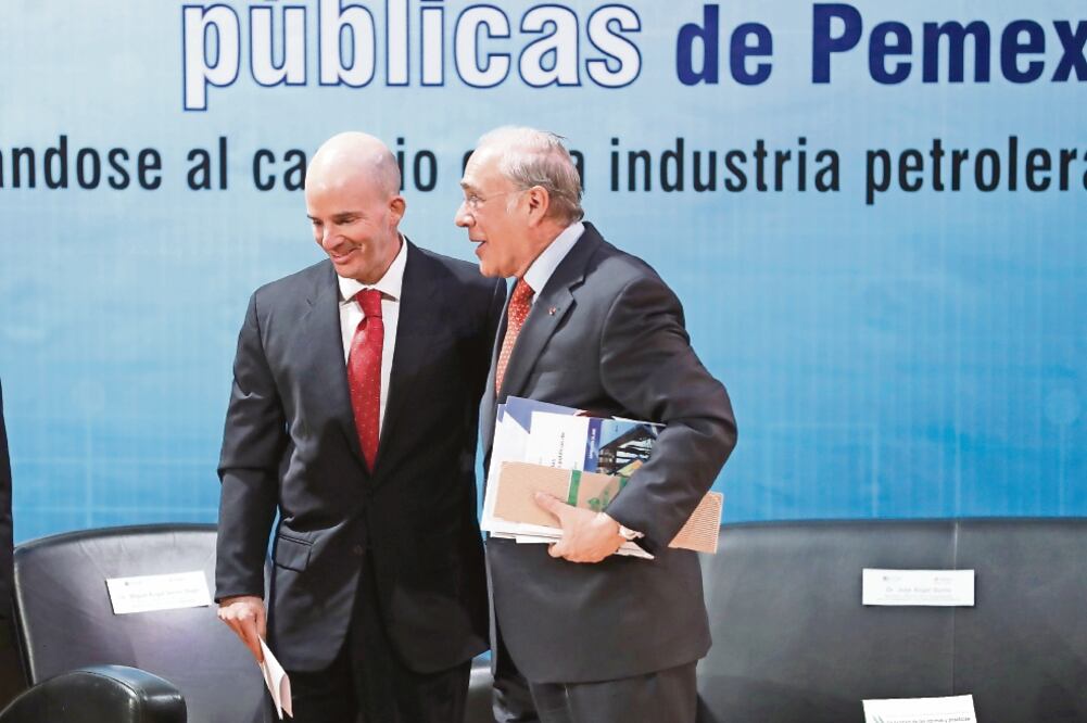 José Antonio González Anaya, director de Petróleos Mexicanos, y José Ángel Gurría, secretario general de la OCDE, durante la presentación de los estudios del organismo sobre las contrataciones públicas de la petrolera mexicana. (LUIS CORTÉS. EL UNIVERSAL)
