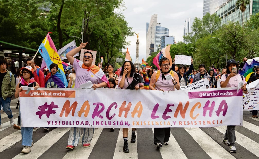 Al mediodía de este sábado, miles de personas que integran la comunidad LGBTIQ+ participaron con carteles y banderas en la Marcha Lencha, que salió desde el Ángel de la Independencia y concluyó en el Monumento a la Revolución. Foto: Hugo Salvador / EL UNIVERSAL