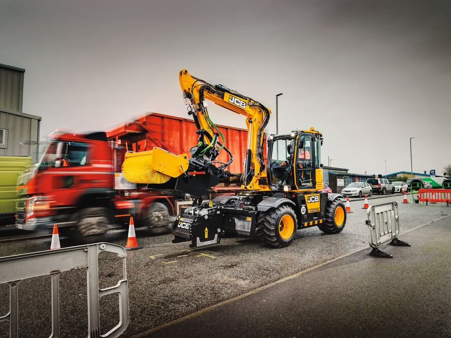 Conoce la nueva máquina que arregla los baches de las calles en solo 8 minutos