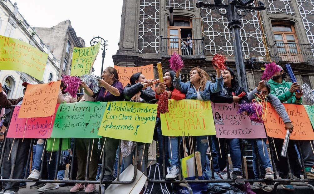 Cientos de simpatizantes se dieron cita en los alrededores del Congreso de la Ciudad de México y a lo largo de la calle 5 de Mayo, para mostrar su apoyo a Clara Brugada. Foto: Yaretzy M. Osnaya