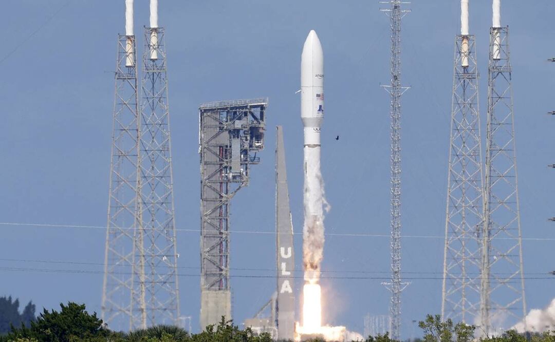 Un cohete Atlas 5 con la nave espacial Proyecto Kuiper Protoflight de Amazon despega del Complejo de Lanzamiento Espacial-41 en la Estación de la Fuerza Espacial de Cabo Cañaveral. Foto: AP