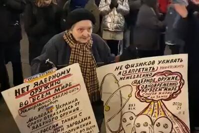 Artista de 77 años expone pancartas pacifistas en Rusia en medio del conflicto con Ucrania 