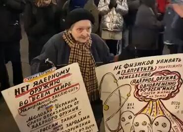 Artista de 77 años expone pancartas pacifistas en Rusia en medio del conflicto con Ucrania