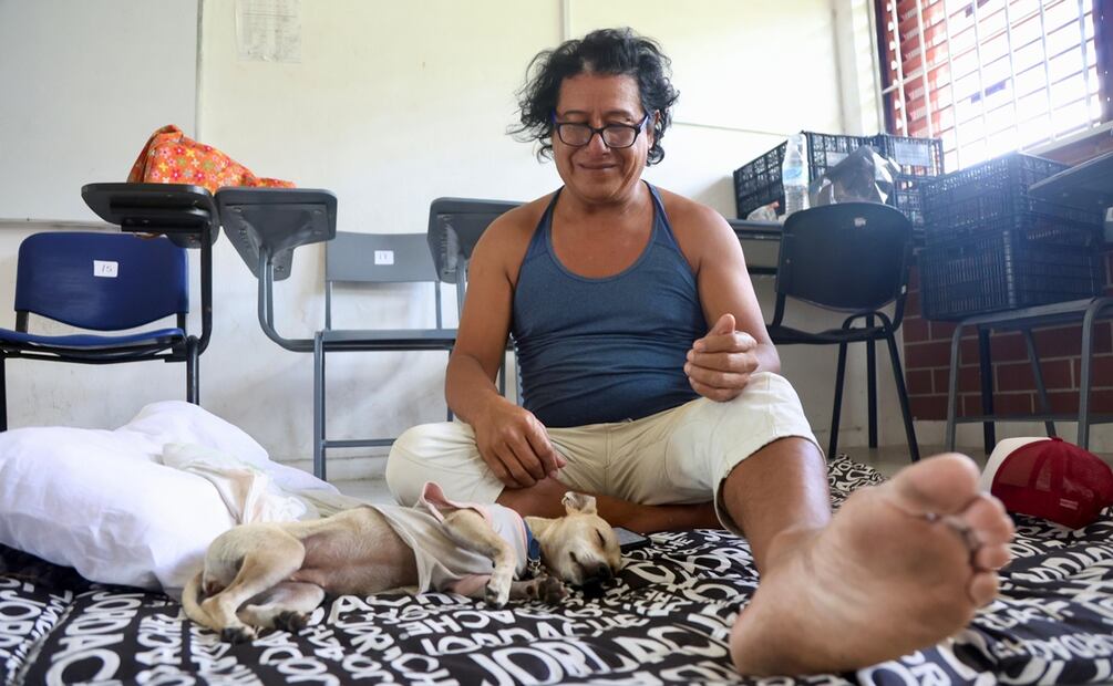 Mariano May, mujer trans desplazada de Punta Allen, llegó acompañada por su perrita chihuahua Cookie a los albergues de Tulum. Foto: Valente Rosas / EL UNIVERSAL