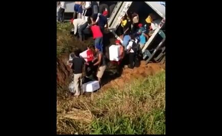 Pobladores rapiñan cargamento de tráiler volcado en Veracruz