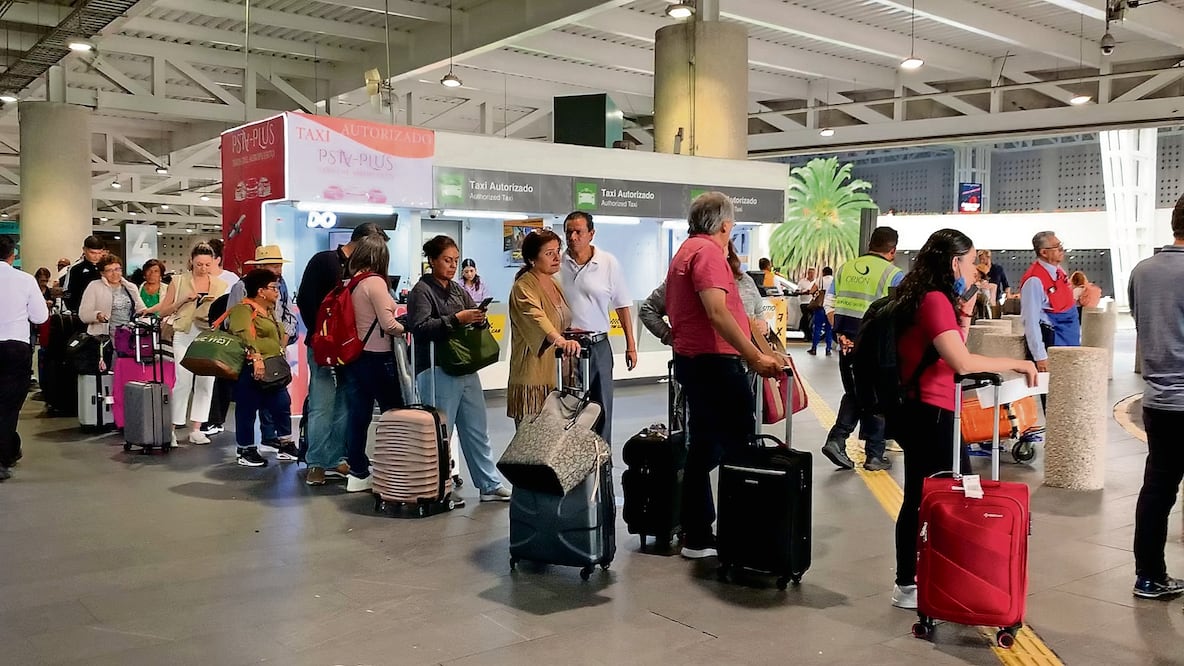 En las puertas 3 y 4 usuarios intercambiaban que el conductor de una app aceptara su viaje y comentaban con molestia que les pedían salir de la terminal. Foto: Especial