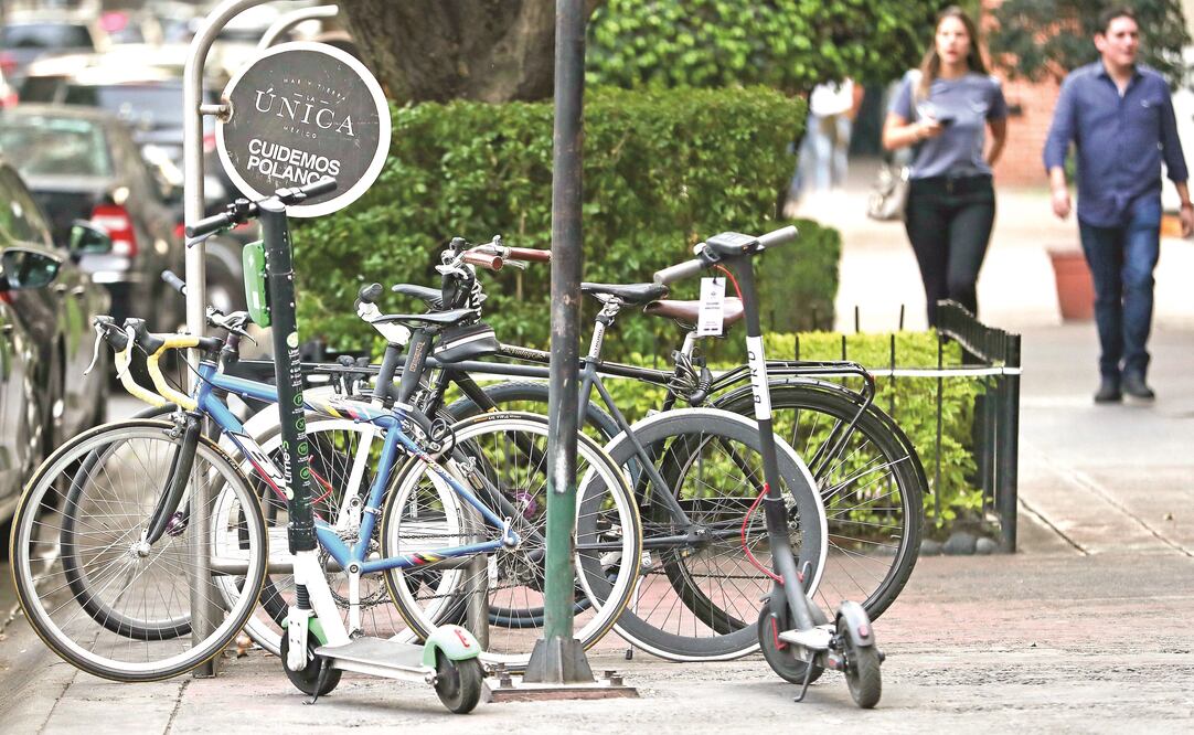 Las unidades se deberán estacionar en la franja de mobiliario y vegetación, dejando libre la circulación peatonal, en caso contrario, se llevará al bicicorralón . (ARIEL OJEDA. EL UNIVERSAL)