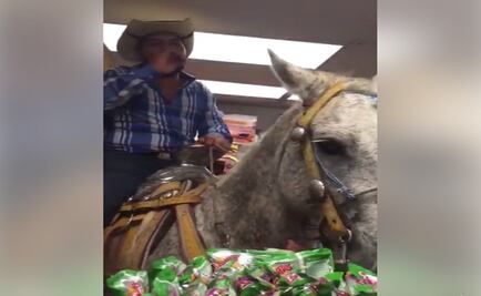 Entra con todo y caballo a comprar cerveza en el Oxxo