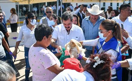 Alcalde regala gallinas a habitantes de Río Bravo, Tamaulipas