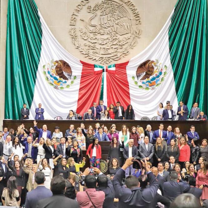 Diputados del PAN tomaron la tribuna de San Lázaro para rechazar la reforma al artículo 19 constitucional que impone como medida cautelar, prisión preventiva a quienes cometan nueve delitos que se catalogan como graves. CUARTOSCURO