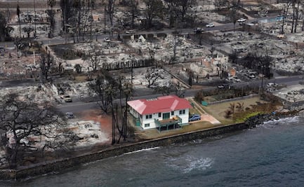 Pese a voraces incendios, así sobrevive una solitaria casa en Hawái entre escombros