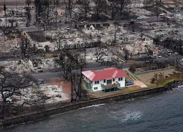 Pese a voraces incendios, así sobrevive una solitaria casa en Hawái entre escombros