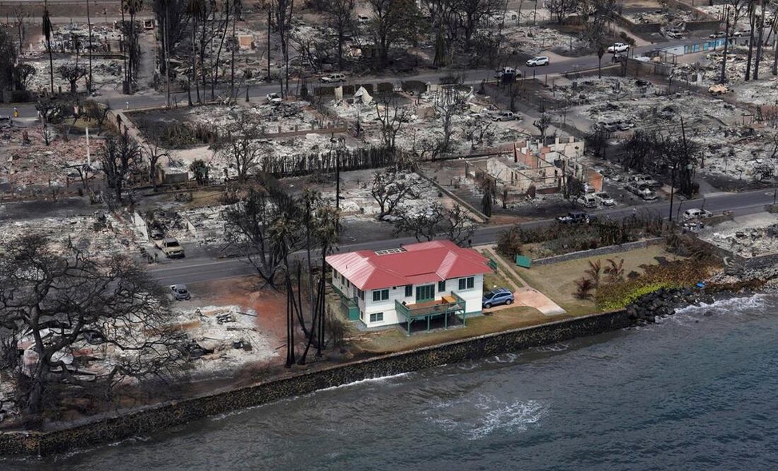 Casas destruidas y edificios calcinados tras los incendios forestales en el oeste de Maui. Foto: Twitter: @benjancewicz