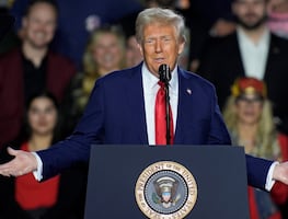 Trump busca eliminar impuestos a propinas; promete “devolver lo justo a los trabajadores”