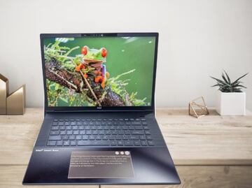 E Ink lanza panel táctil con pantalla ePaper para laptops IA