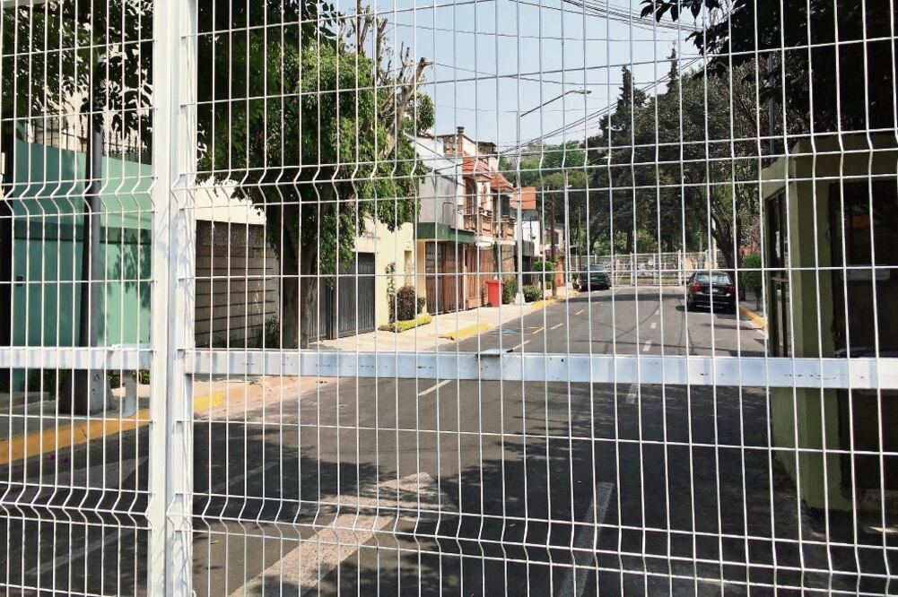 Ante la creciente inseguridad, vecinos de Coyoacán han resguardado sus viviendas con rejas, alarmas y pancartas que anuncian que sus casas son vigiladas a través de un circuito de cámaras de video vigilancia. (ALEJANDRO ACOSTA. EL UNIVERSAL)