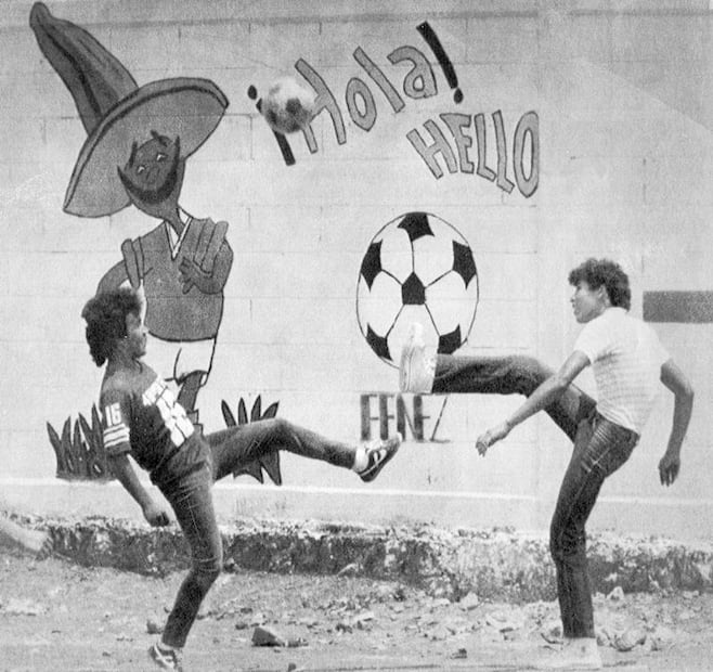 Jóvenes jugando frente a una barda del mundial. Nuevo León tenía dos estadios mundialistas y, según se leyó en EL UNIVERSAL, “aquí [en Monterrey], la preocupación, más que por el fútbol, es solucionar el cierre de Fundidora Monterrey”. Foto: AP/ESPECIAL.