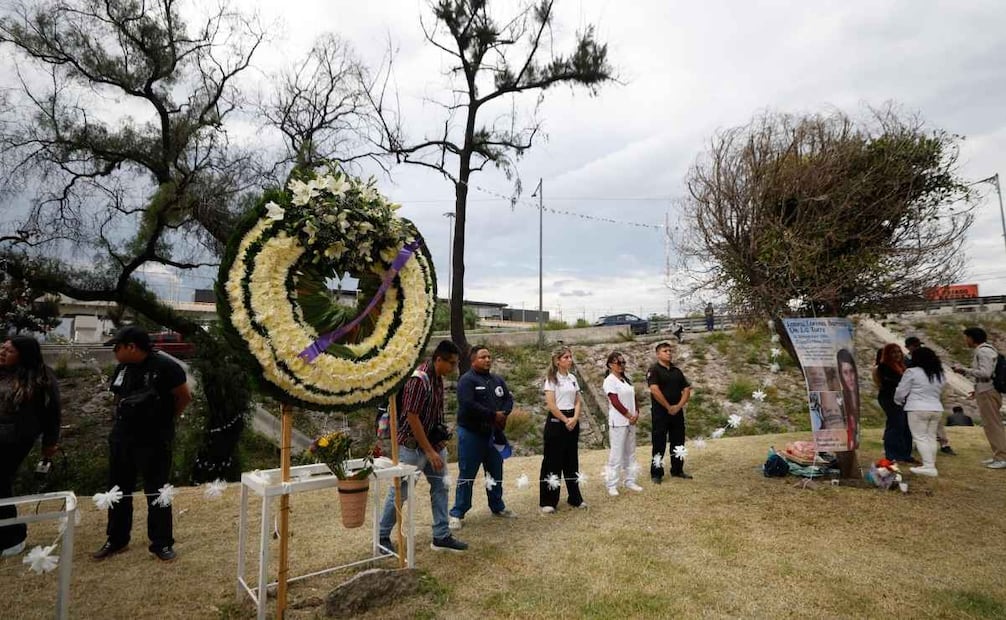 Familiares, amigos y vecinos de las víctimas y de los sobrevivientes llegaron al sitio con flores y fotografias. 10/09/2026. | Foto: Diego Simón Sánchez.