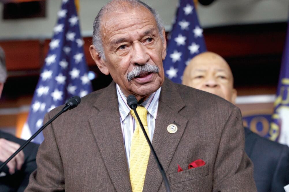 El representante demócrata por Michigan, John Conyers, quien enfrenta acusaciones por acoso sexual, fue hospitalizado ayer por estrés. (AP)
