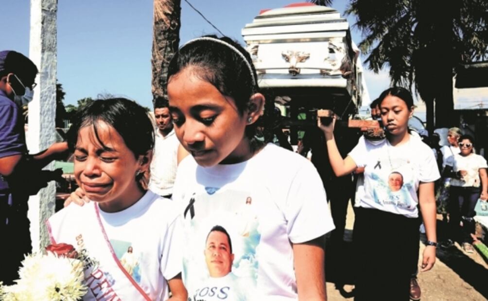 Realizan sepelio de migrante muerto en tráiler