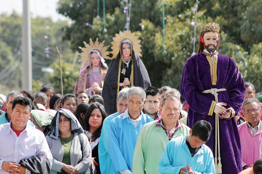 Una multitud de fieles se congregó en comunidades de Atlixco para integrarse a la procesión que acompañaría a Jesús en el camino al Monte Calvario para ser crucificado (OMAR CONTRERAS. EL UNIVERSAL)