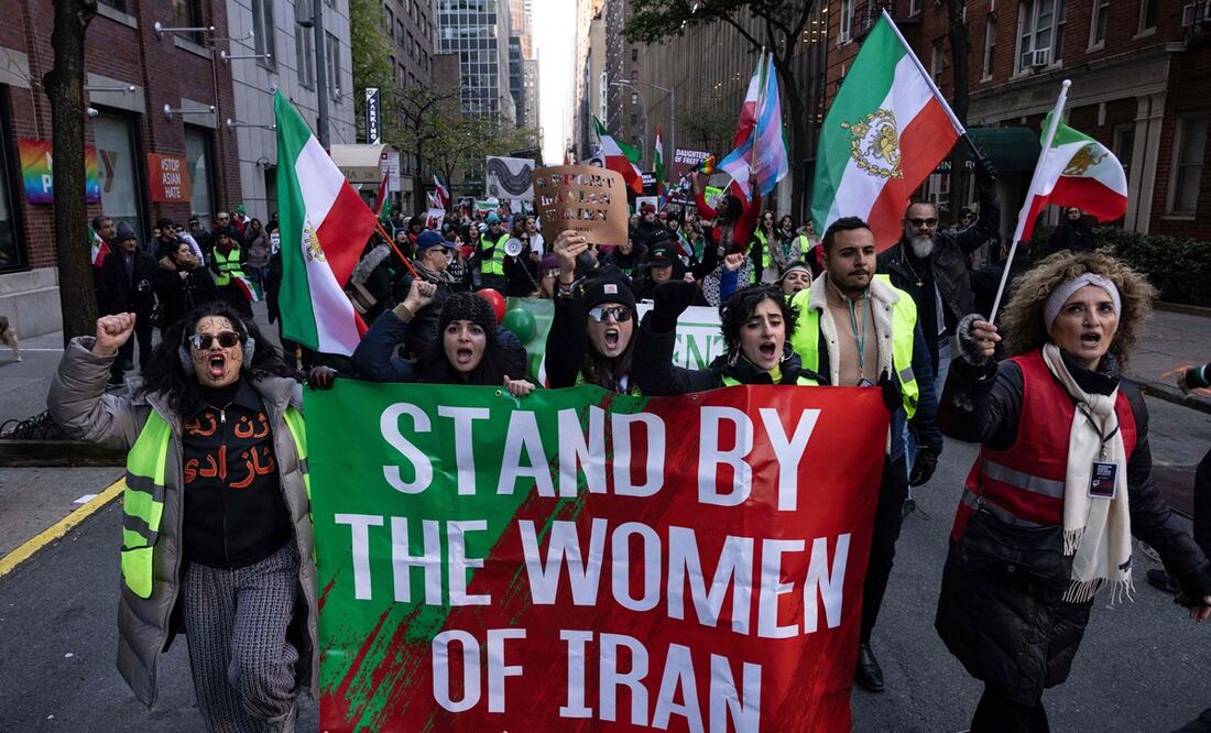 Asistentes a una manifestación pidieron a las Naciones Unidas, en la ciudad de Nueva York el 19 de noviembre de 2022, que tomen medidas contra el trato a las mujeres en Irán, tras la muerte de Mahsa Amini mientras estaba bajo custodia de la policía moral. Foto: AFP