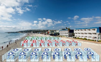 Turistas dentro de cubos transparentes para la sana distancia en playas de Europa