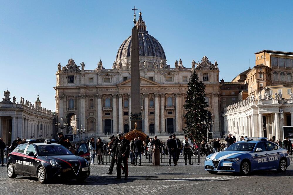 Fieles se reúnen para el rezo del Ángelus del papa Francisco. Foto: EFE