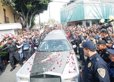 Joan cantó al pueblo, y ahora el pueblo le canta a él