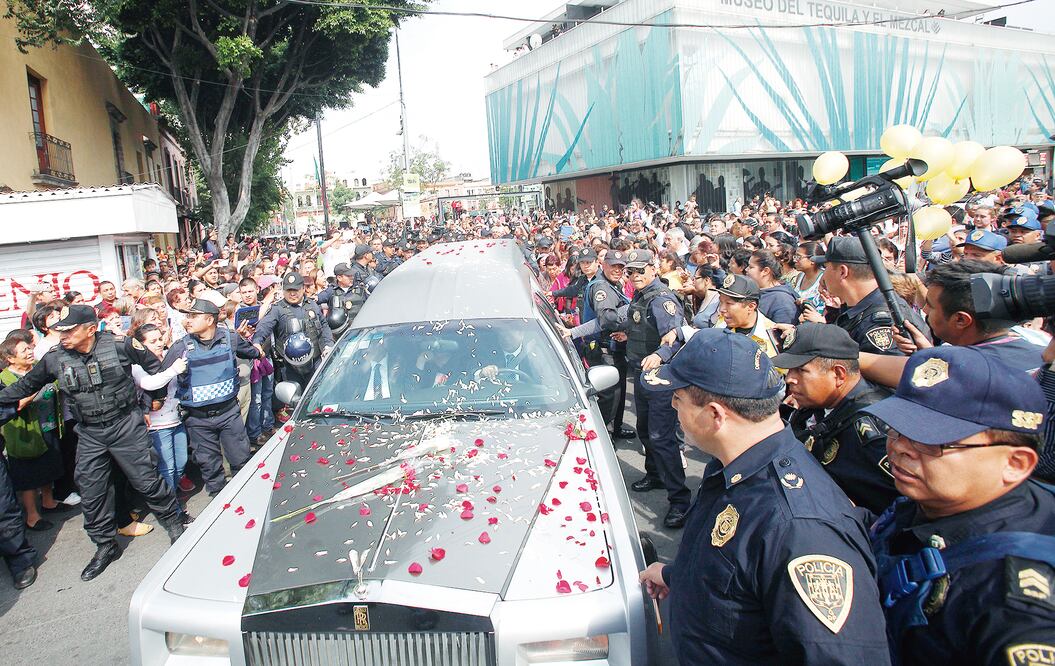 Durante su parada en Plaza Garibaldi, los seguidores de Joan le dieron el último adiós con el tema de “Las Golondrinas” como música de fondo (JUAN CARLOS REYES GARCIA Y AGUSTÍN SALINAS. EL UNIVERSAL)