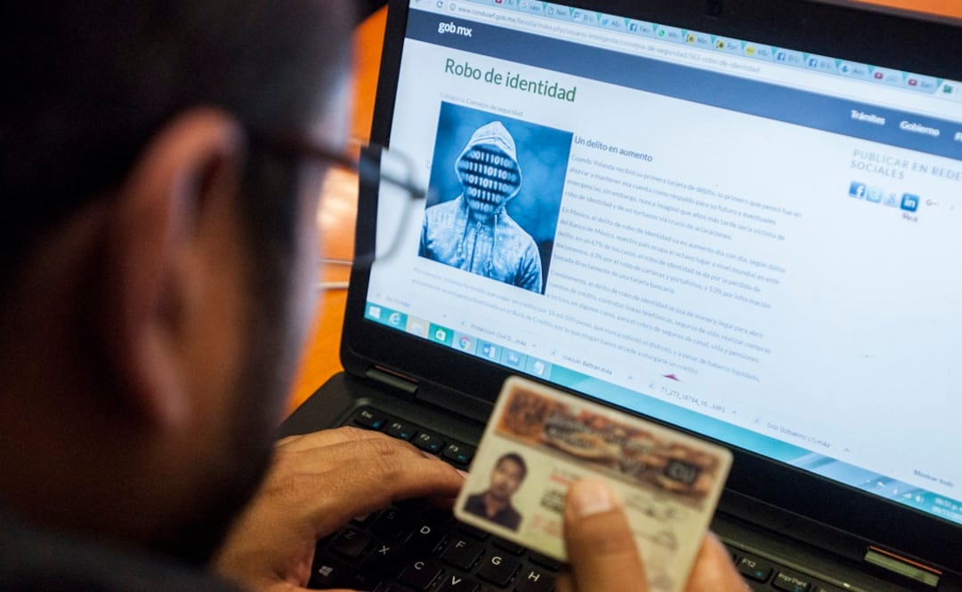 HSBC también destacó que dar clic a ligas o programas que pueden descargar códigos maliciosos que atacan dispositivos con mucha información, como el teléfono celular, también es una señal de exceso de confianza. Foto: Archivo / EL UNIVERSAL