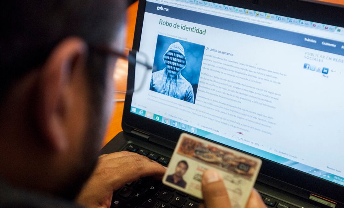 HSBC también destacó que dar clic a ligas o programas que pueden descargar códigos maliciosos que atacan dispositivos con mucha información, como el teléfono celular, también es una señal de exceso de confianza. Foto: Archivo / EL UNIVERSAL