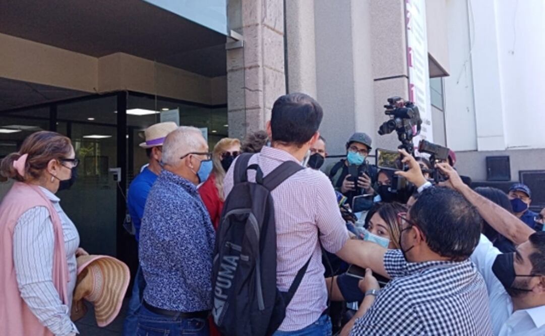 La tarde del viernes pasado, Lucila Ayala encabezó una valla humana en el acceso al edificio del órgano electoral y le cerró el paso a la presidenta de Redes Sociales Progresistas, Rosa Elvira Ceballos. Foto: Archivo/EL UNIVERSAL