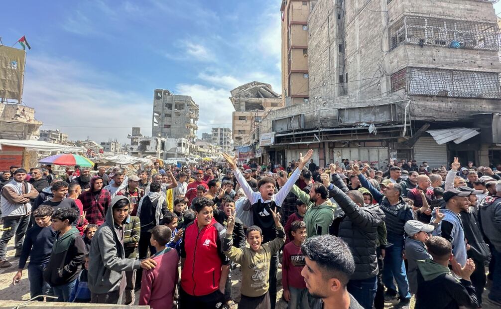Manifestación de palestinos contra la guerra en la Franja de Gaza. Foto: EFE