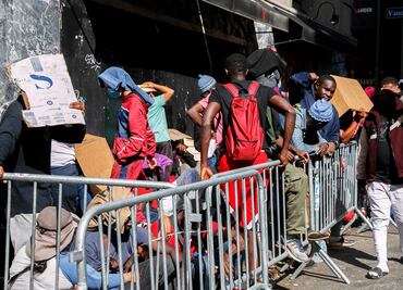 "No hay espacio": la respuesta que reciben migrantes en busca de alojamiento en Nueva York