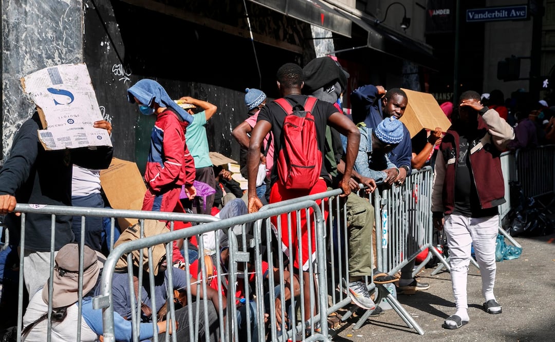Los migrantes esperan fuera del antiguo Hotel Roosevelt en Nueva York, Nueva York. Foto: EFE