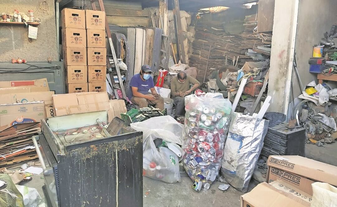 Recolectores de PET, papel y vidrios, entre otros desperdicios, regularmente sobreviven de las propinas o de reventas. Foto: Luis Carlos Rodríguez