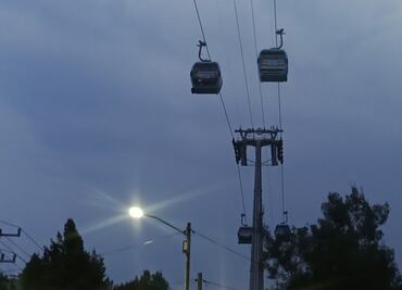 Pasajero ebrio se queda dormido en una cabina del Cablebús Línea 1