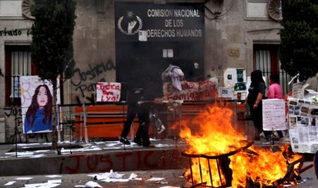 Manifestantes queman inmobiliario de la CNDH