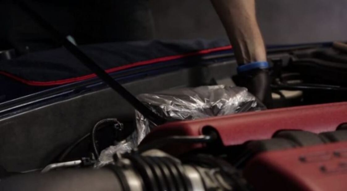 Cómo limpiar el motor del auto en nueve pasos