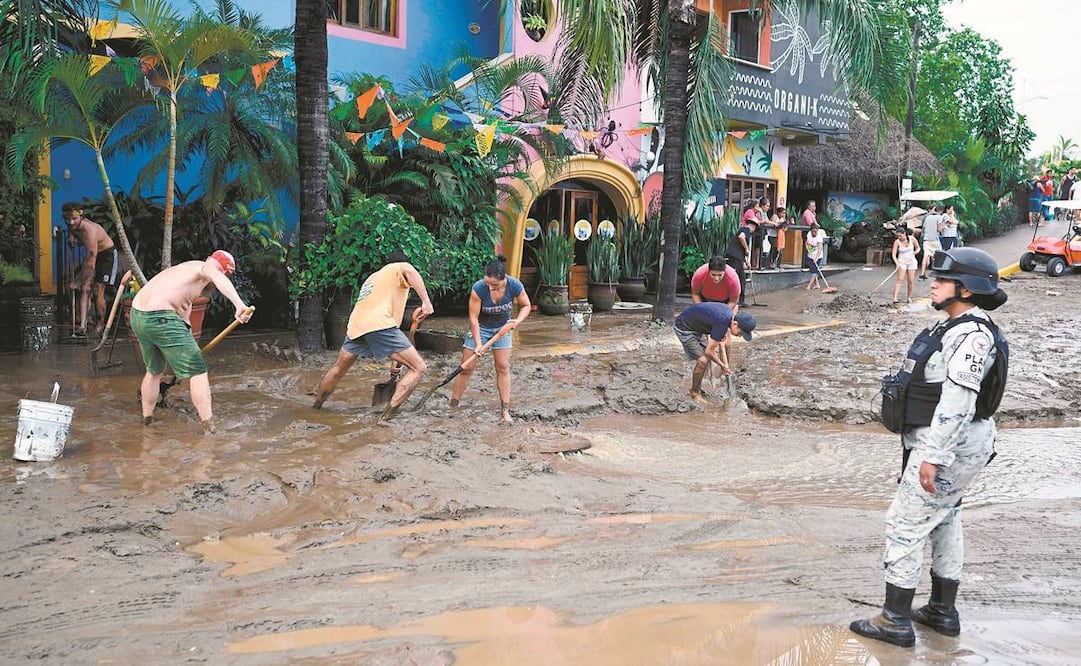 En Sayulita, en el municipio de Bahía de Banderas, varias calles se inundaron por la crecida de un arroyo. Foto: Alfredo Estrella/AFP