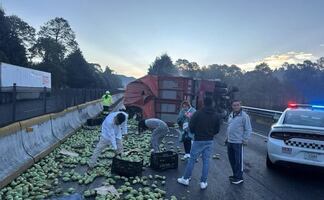 Vuelca tractocamión con mangos sobre la autopista México-Cuernavaca; suman más de dos horas de cierre 