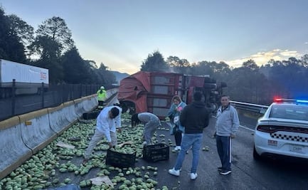 Vuelca tractocamión con mangos sobre la autopista México-Cuernavaca; suman más de dos horas de cierre 