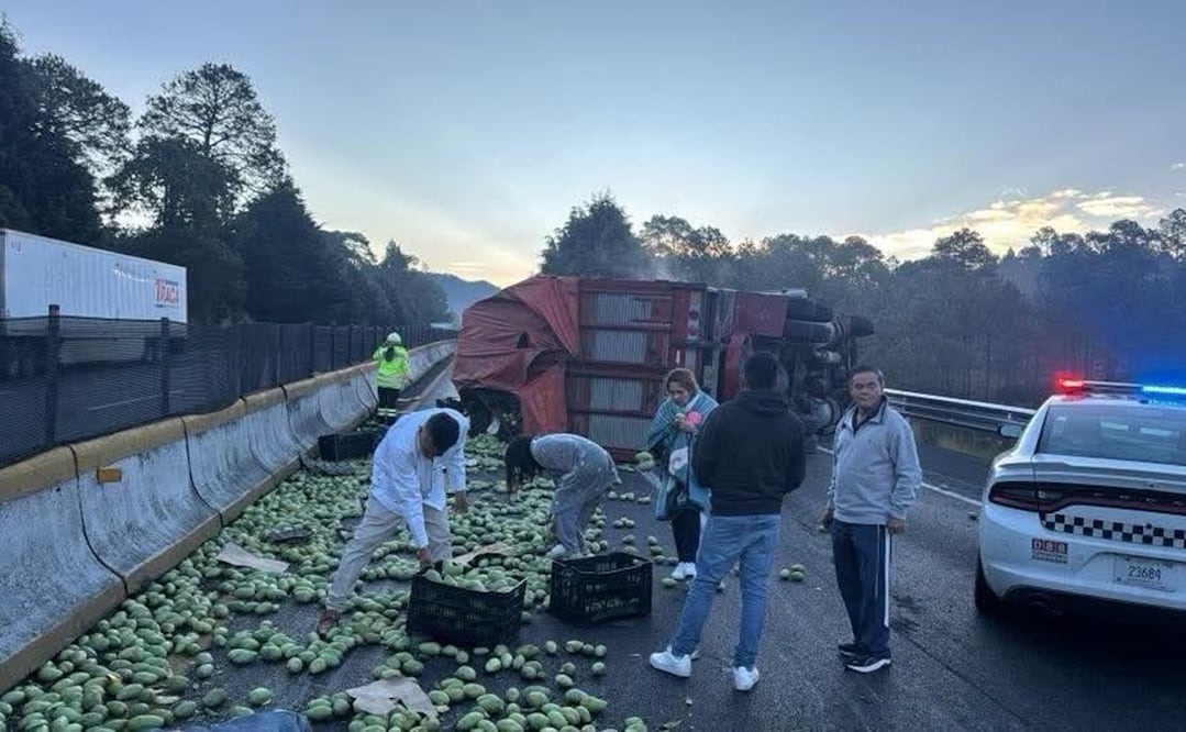 El tramo carretero está completamente paralizado porque la fruta se esparció por el asfalto. Foto: Especial