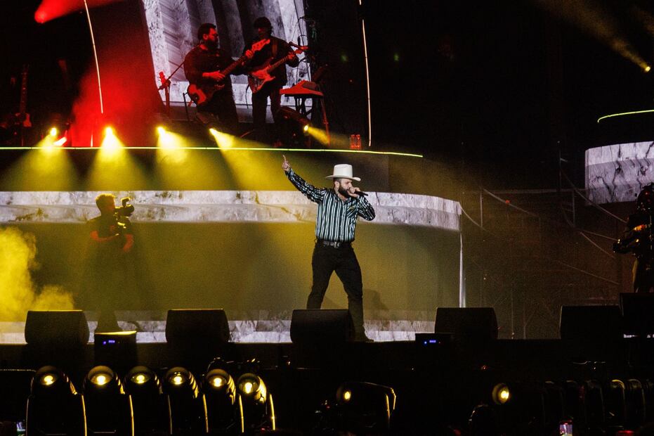 Carín León: entre shots y canciones de desamor se arma la fiesta en el Estadio GNP;  ante más de 60 mil personas. Fotos: de Yaretzy M. Osnaya EL UNIVERSAL