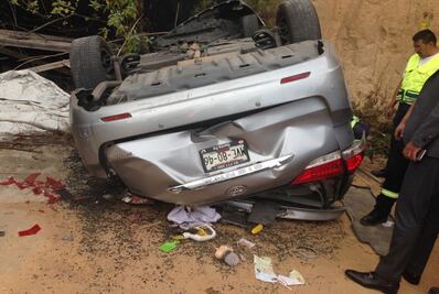 Camioneta cae a barranco con 2 niñas a bordo en Naucalpan
