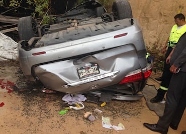 Camioneta cae a barranco con 2 niñas a bordo en Naucalpan
