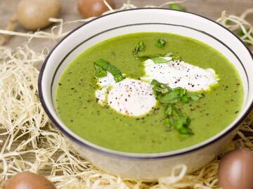 El caldo a base de huevo y especias que es esencial para la salud ósea y ocular