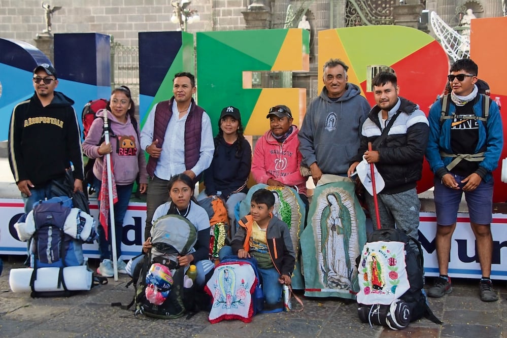 Los creyentes que caminan a la Basílica de Guadalupe hicieron una escala en el zócalo de Puebla para poder descansar y visitar la Catedral. Foto: Omar Contreras | El Universal